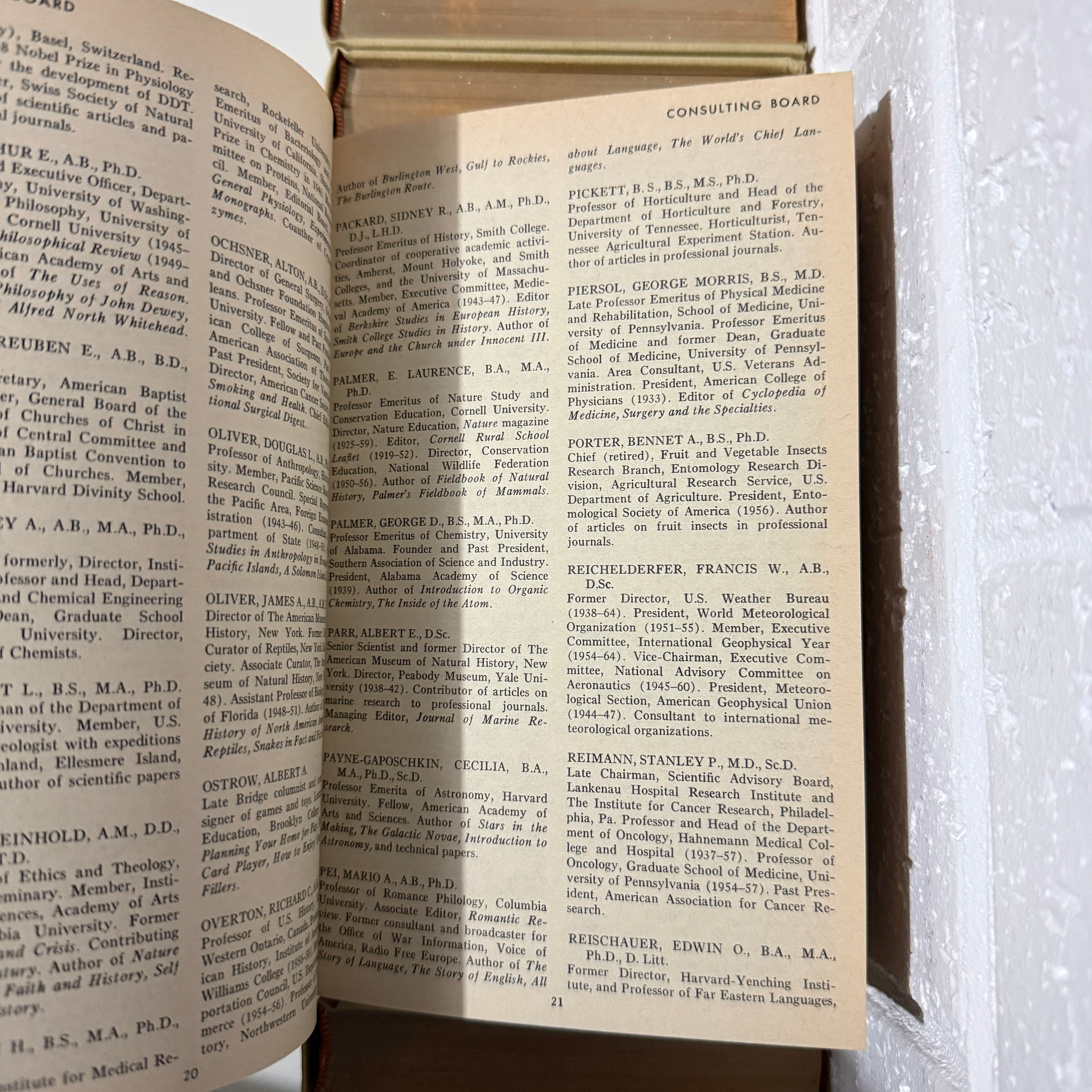 1973 Funk & Wagnall Standard Reference Encyclopedia, 26 x Book Set, Gold Edition, Gold Top