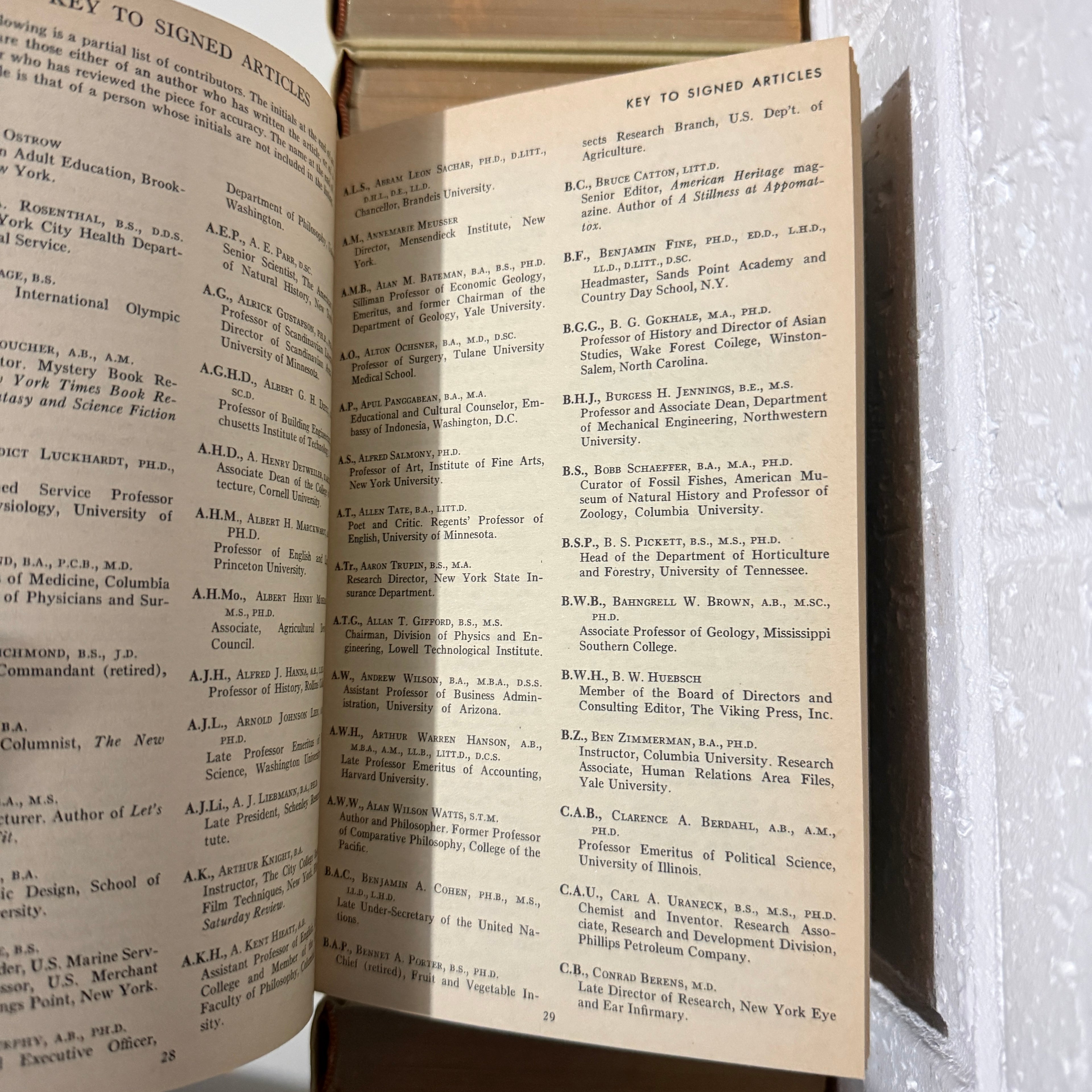1973 Funk & Wagnall Standard Reference Encyclopedia, 26 x Book Set, Gold Edition, Gold Top