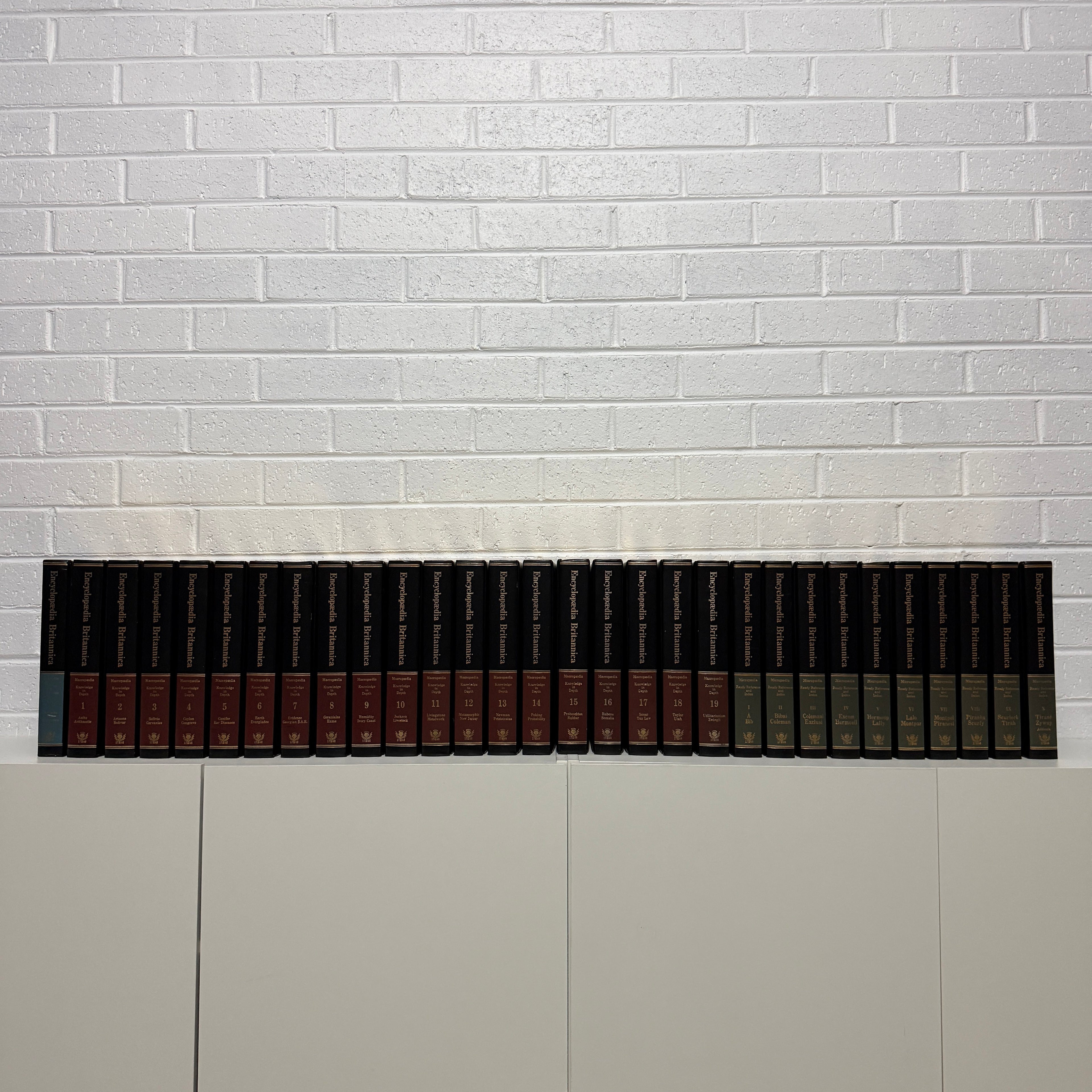 1981 Encyclopaedia Britannica Micropaedia Complete 30 Book set, Black Edition, Gold Top