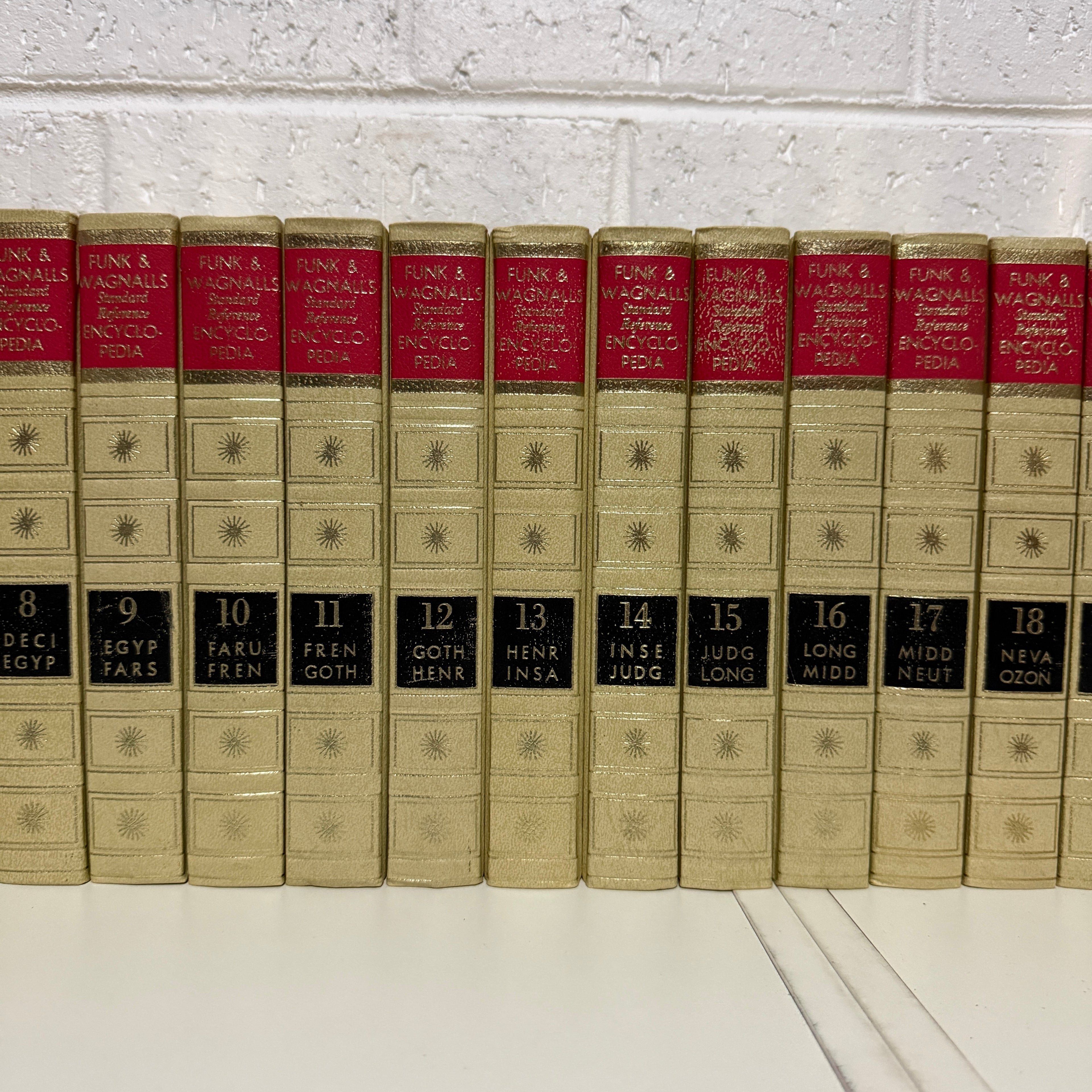 1973 Funk & Wagnall Standard Reference Encyclopedia, 26 x Book Set, Gold Edition, Gold Top