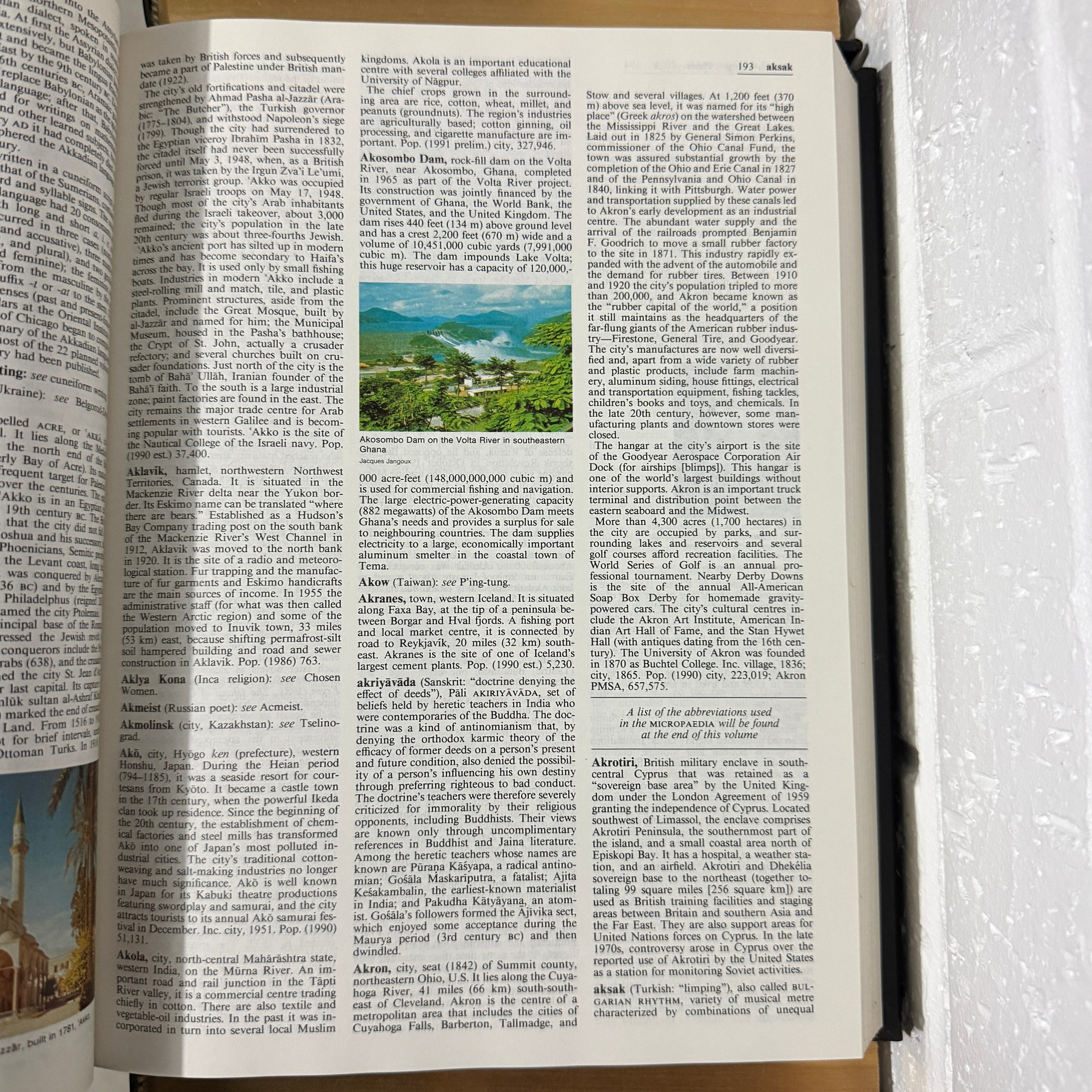 1993 Encyclopaedia Britannica Micropaedia Complete 32 Book Set, Black Edition, Gold Top
